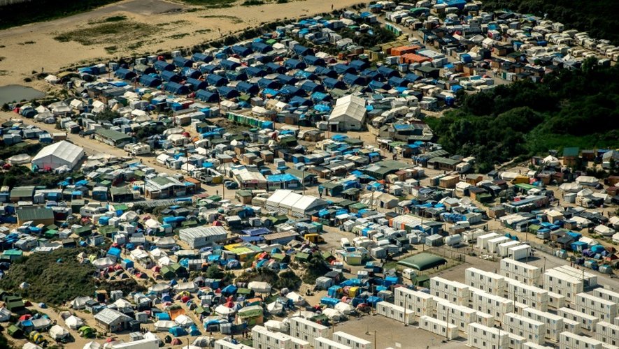 Photo aérienne prise le 16 août 2016 de la Jungle à Calais, où vivent 9.000 migrants semon certaines ONG