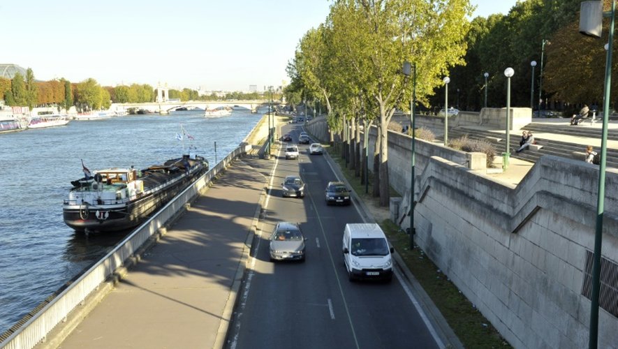 Des voitures circulent sur les voies sur berges de la rive gauche de Paris, le 11 octobre 2010