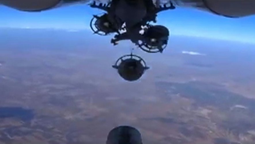 Image tirée d'une vidéo diffusée sur le site du ministère russe de la Défense, le 6 octobre 2015, montrant le largage d'une bombe lors d'une frappe aérienne russe en Syrie