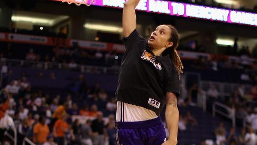 La pivot américaine Brittney Griner, sous le maillot de Phoenix Mercury, s'échauffe avant d'affronter Chicago Sky en finale WNBA, le 9 septembre 2014 à Phoenix