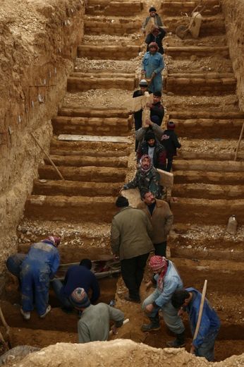 Des hommes enterrent un homme dans un cimetière de la ville assiégée de Douma, le 7 janvier 2016