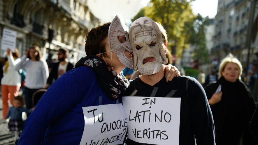 Des manifestants masqués défilent contre la réforme du collège le 10 octobre 2015 à Paris