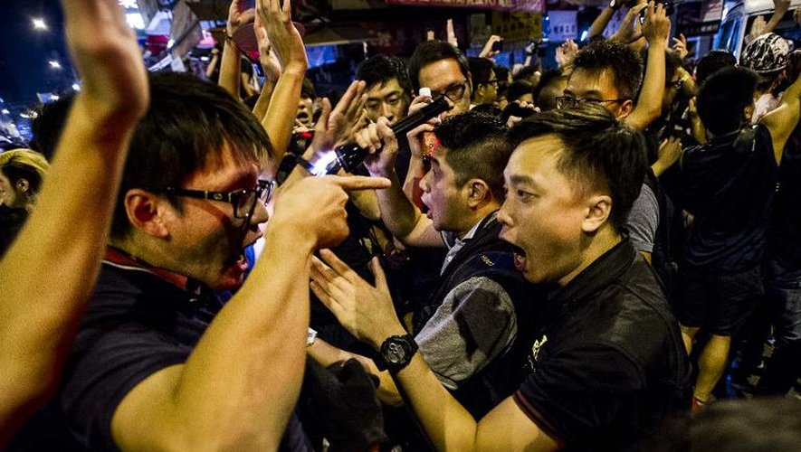 Des manifestants face à des policiers le 4 octobre 2014 à Hong Kong
