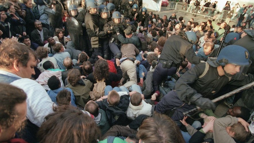 Des manifestants tentent de s'opposer au passage des forces de l'ordre, lors de l'évacuation de l'église Saint-Bernard, à Paris le 23 août 1996