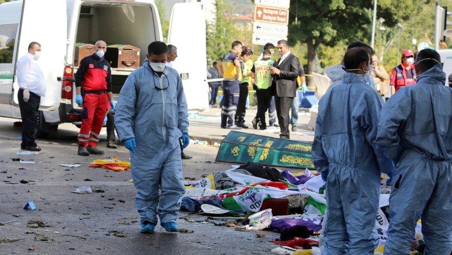 Des secouristes interviennent sur les lieux du double attentat qui a fait 86 morts à Ankara en Turquie, le 10 octobre 2015