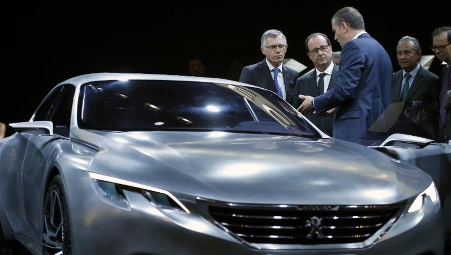 François Hollande devant la nouveau Peugeot Exalt le 3 octobre 2014 au Mondial de l'auto à Paris