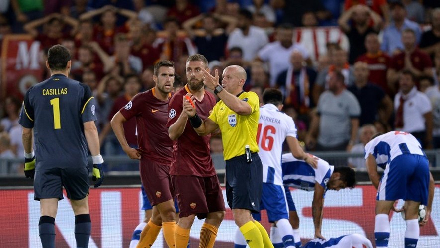 Le milieu de terrain de l'AS Rome Daniele De Rossi (c) expulsé lors du match face à Porto, le 23 août 2016 à Rome