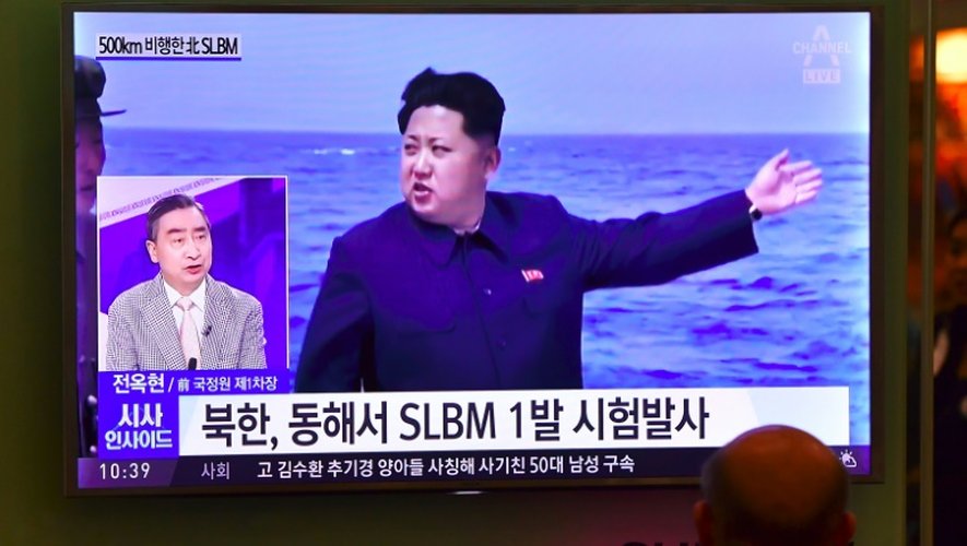 Une télévision sud-coréenne diffuse des images d'archives du leader nord-coréen Kim Jong-Un, le 24 août 2016, après un nouveau tir de missiles