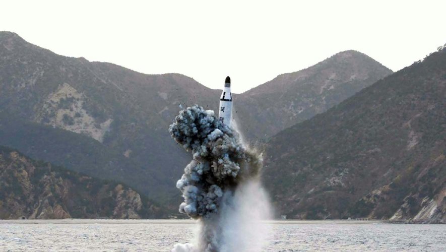 Photo fournie le 24 avril 2016 par l'agence officielle nord-coréenne KCNA, d'un tir de missile sous-marin effectué la veille dans un lieu non précisé de Corée du Nord