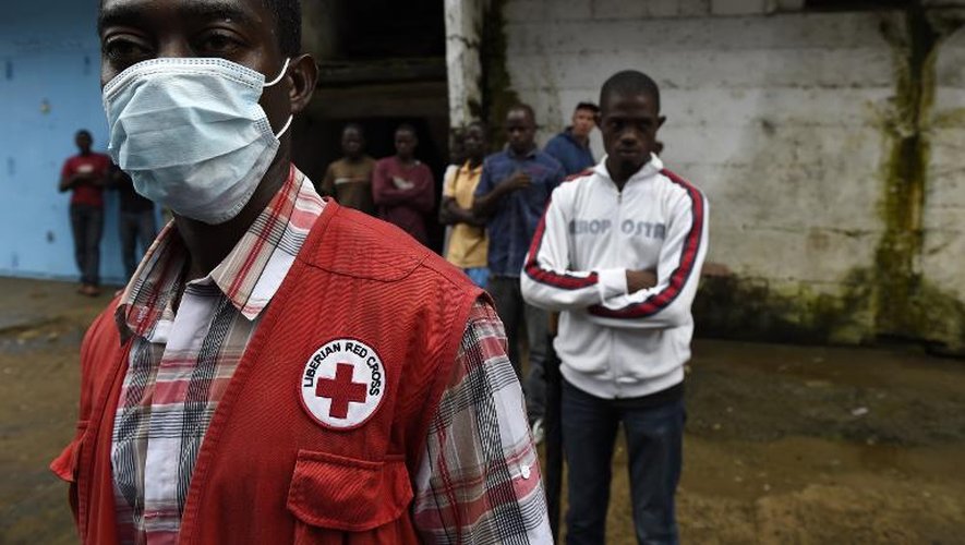Un travailleur de la Croix rouge à Monrovia, au Libéria qui compte pour plus de la moitié des 3.338 morts sur 7.178 cas recensés par l'Organisation mondiale de la Santé (OMS), le 3 octobre 2014