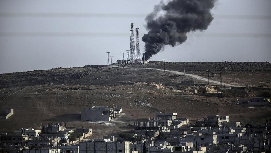 De la fumée s'élève au-dessus de la ville syrienne Ain al-Arab, nommée Kobane par les Kurdes, vue depuis Suruc dans la province Sanliurfa, à la frontière entre la Turquie et Syrie  le 3 octobre 2014