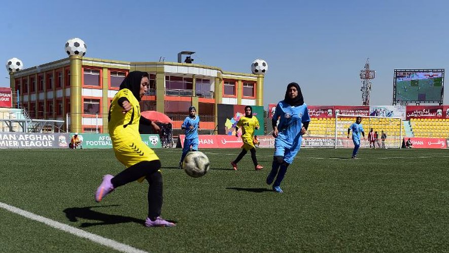 Une équipe féminine de foot de Kaboul affronte celle de Hérat en finale du premier championnat de foot féminin d'Afghanistan, le 3 octobre 2014