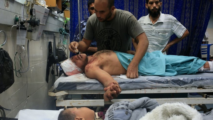 Un Palestinien et son fils blessés dans un raid israélien, soignés le 11 octobre 2015 à l'hôpital al-Shifa à Gaza