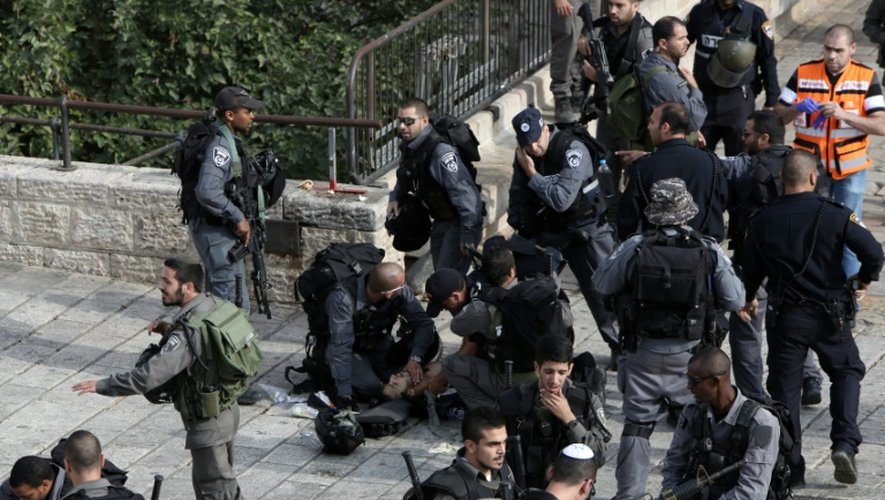 Un policier israélien est secouru après avoir été poignardé le 10 octobre 2015 dans la vieille ville de Jérusalem