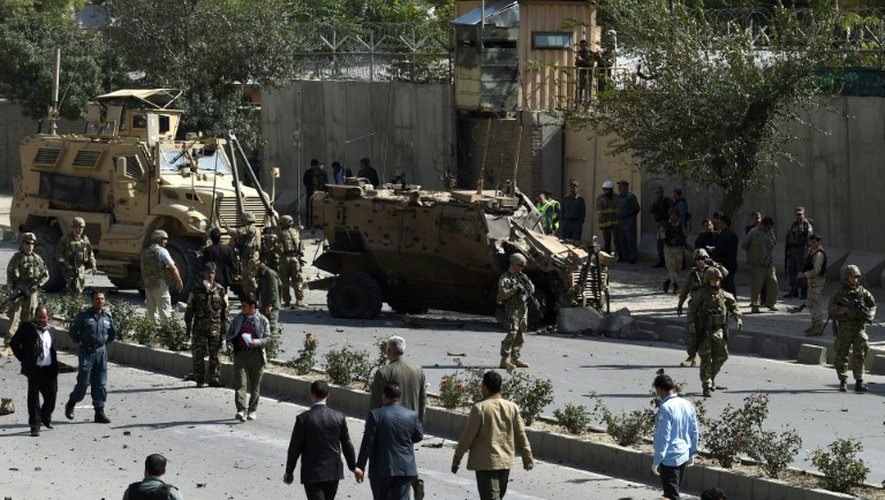 Des soldats de l'Otan et des forces de sécurité afghanes sur le lieu d'un attentat suicidele 11 octobre 2015 à Kaboul