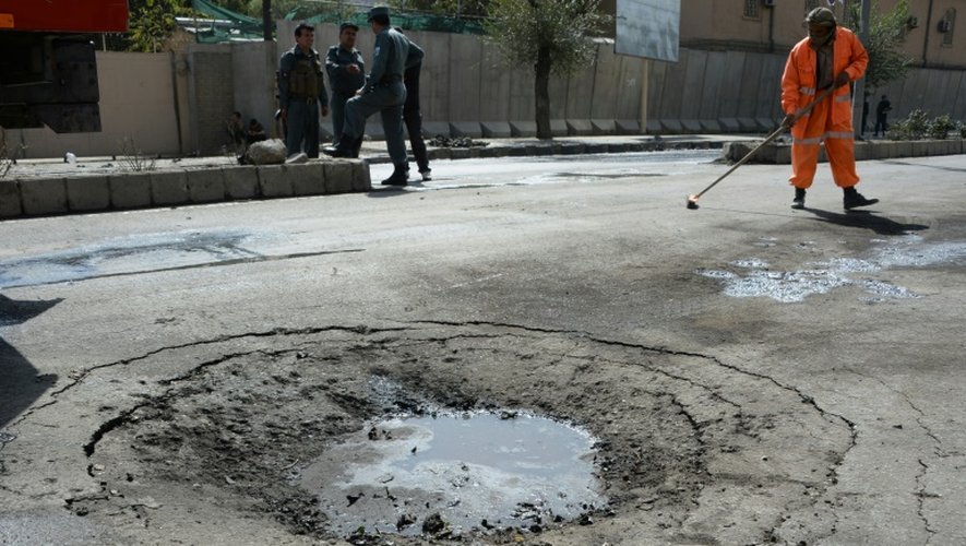 Le cratère laissé par la voiture du kamikaze qui a explosé au passage d'un convoi de l'OTAN, le 11 octobre 2015 à Kaboul en Afghanistan
