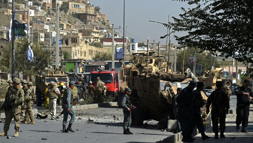 Des soldats de l'Otan et des forces de sécurité afghanes sur le lieu d'un attentat suicidele 11 octobre 2015 à Kaboul