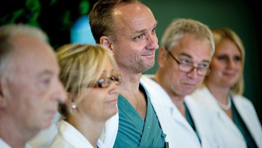 Mats Brannstrom entouré des membres de son équipe Andreas G. Tzakis, Pernilla Dahm-Kähler, Michael Olausson et Liza Johannesson le 18 septembre 2012 à l'hôpital  Sahlgrensk à Gothenburg