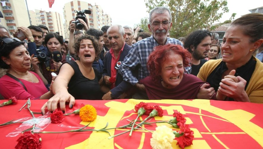 Des proches pleurent sur le cercueil de Korkmaz Tedik, membre du Parti travailliste turc (EMEP), tué la veille dans le double attentat d'Ankara, pendant ses funérailles dans la capitale le 11 octobre 2015