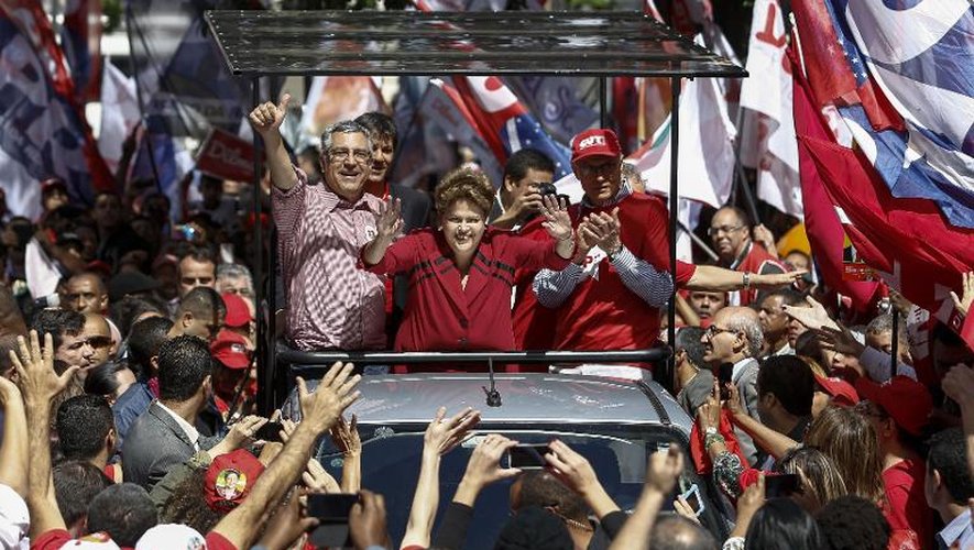 Dilma Rousseff acclamée par ses partisans lors d'un meeting électoral le 3 octobre 2014 à Sao Paulo