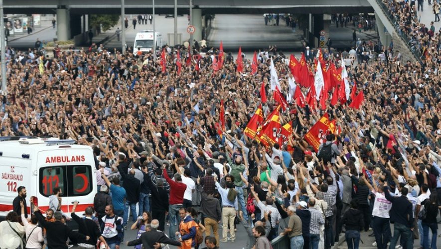 Des manifestants rassemblés près de la place Sihhiye à Ankara pour dénoncer le gouvernement le 11 octobre 2015 après l'attentat de la veille