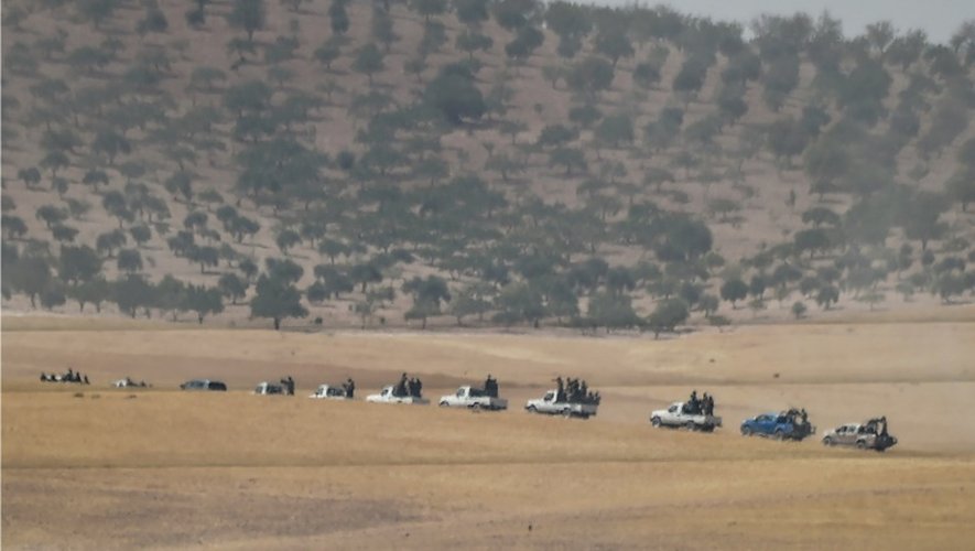 Photo prise de Karkamis le 24 août 2016 montrant des forces d'opposition syriennes pro-turques à 2 kilomètres à l'ouest de la ville de Jarabalus