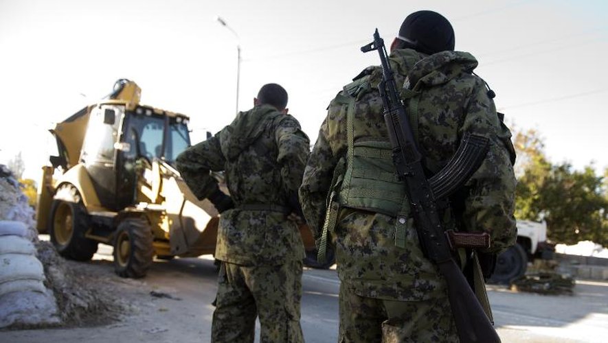 Des rebelles pro-russes le 3 octobre 2014 à un point de contrôle prsè de l'aéroport de Donetsk