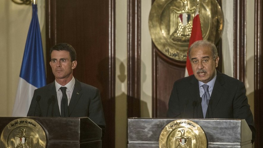 Les Premiers ministres français Manuel Valls et égyptien Sherif Ismail lors d'une conférence de presse le 10 octobre 2015 au Caire