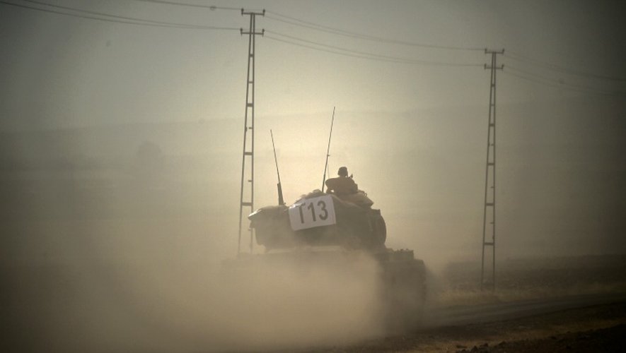 Un char turc se dirige vers la Syrie à la ville-frontière de Karkamis le 24 août 2016