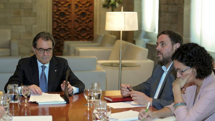 Le président catalan Artur Mas (G) lors d'une réunion le 3 octobre 2014 à Barcelone