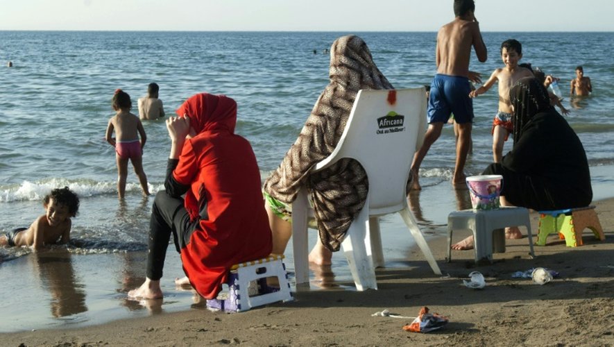 Des familles algériennes sur une plage publique réservée aux familles et enfants à Alger le 3 août 2016