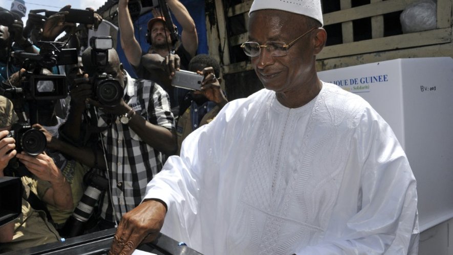 Cellou Dalein Diallo ancien premier ministre de Guinée dépose son bulletin dans l'urne à Conakry le 11 octobre 2015