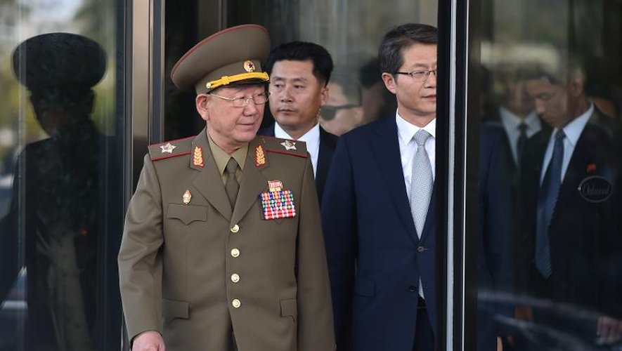 Hwang Pyong-So (g), qui dirige la Commission nationale de défense nord-coréenne, à Incheon, en Corée du Sud, le 4 octobre 2014