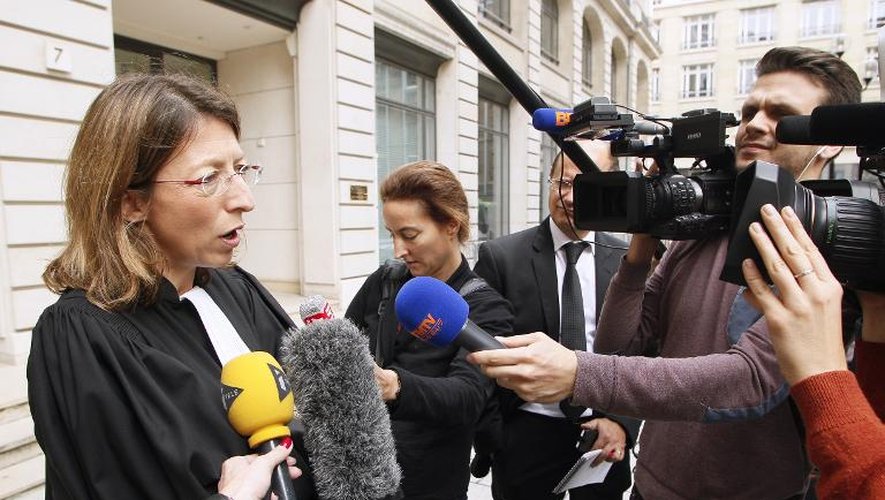 Solange Doumic, l'avocate de Fabienne Liadze, entourée de journalistes le 4 octobre 2014 devant le  pôle financier de Paris