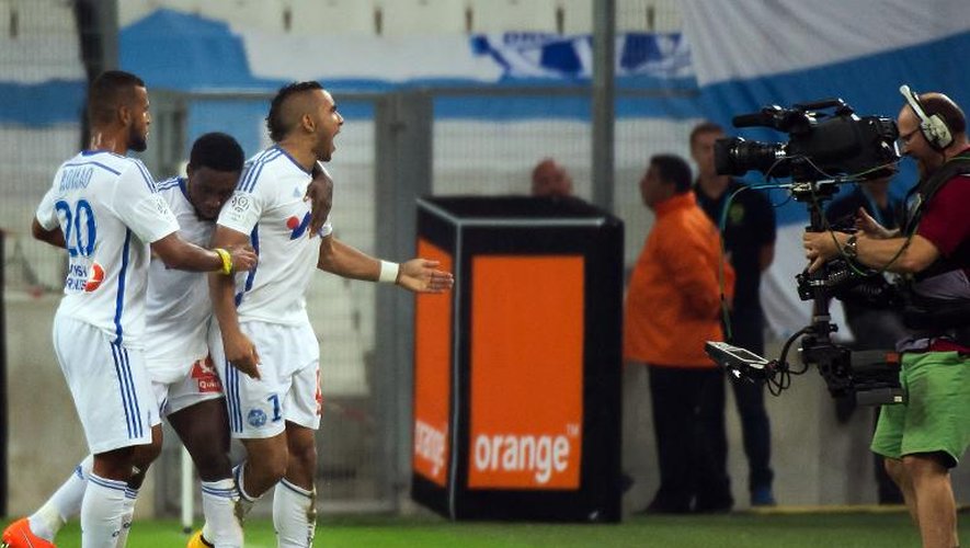 L'attaquant marseillais Dimitri Payet (d), félicité par ses coéquipiers après avoir marqué le 2e but de son équipe face à Saint-Etienne au Vélodrome