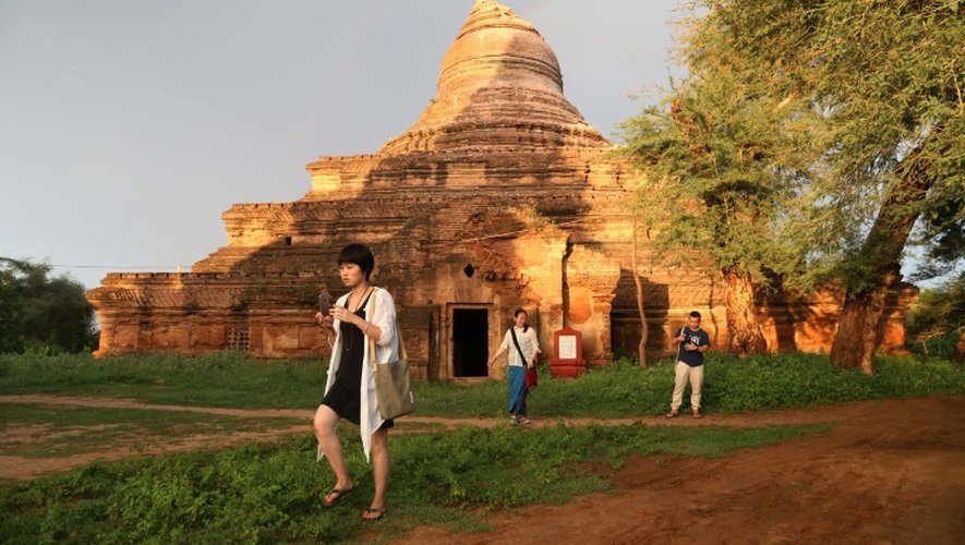 Des touristes se promènent deviant l'une des pagodes de Bagan, le 24 août 2016 après un violent séisme en Birmanie