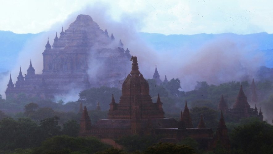 Le temple Sulamuni enveloppé de poussière après un tremblement de terre en Birmanie le 24 août 2016