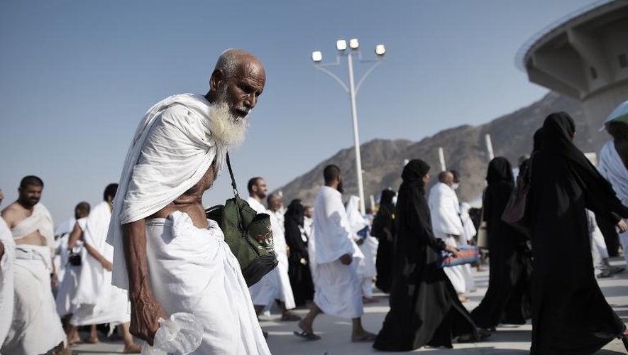 Des pèlerins musulmans convergent pour le rituel de la lapidation le 4 octobre 2014, au premier jour de l'Aïd al-Adha, à Mina, près de La Mecque, en Arabie saoudite