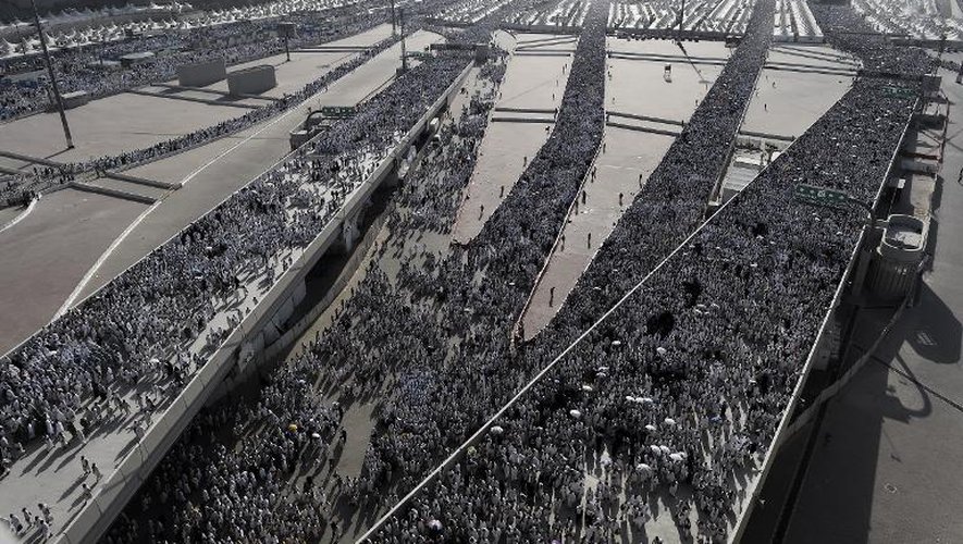 Des pèlerins musulmans convergent pour le rituel de la lapidation le 4 octobre 2014, au premier jour de l'Aïd al-Adha, à Mina, près de La Mecque, en Arabie saoudite