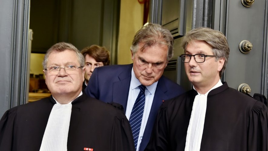 (de g. à d.) L'avocat Jean Weil, le tuteur de Liliane Bettencourt Olivier Pelat et l'avocat de Mme Bettencourt Arnaud Dupin quittent le tribunal de Bordeaux le 24 août 2016