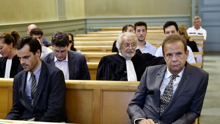 François-Marie Banier (d) et son compagnon Martin d'Orgeval (g) devant la Cour d'appel de Bordeaux le 24 août 2016