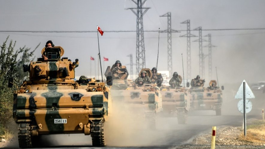 Une colonne de chars turcs se dirige vers la frontière syrienne, le 25 août 2016 près de Karkamis