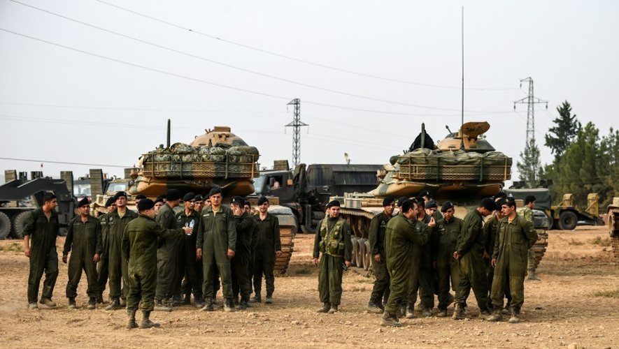 Des soldats turcs près des chars à Karkamis, près de la frontière syrienne, le 25 août 2016