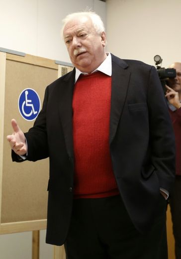 Le maire sortant social-démocrate de Vienne Michaël Häupl parle aux journalistes à un bureau de vote pendant les élections locales le 11 octobre 2015