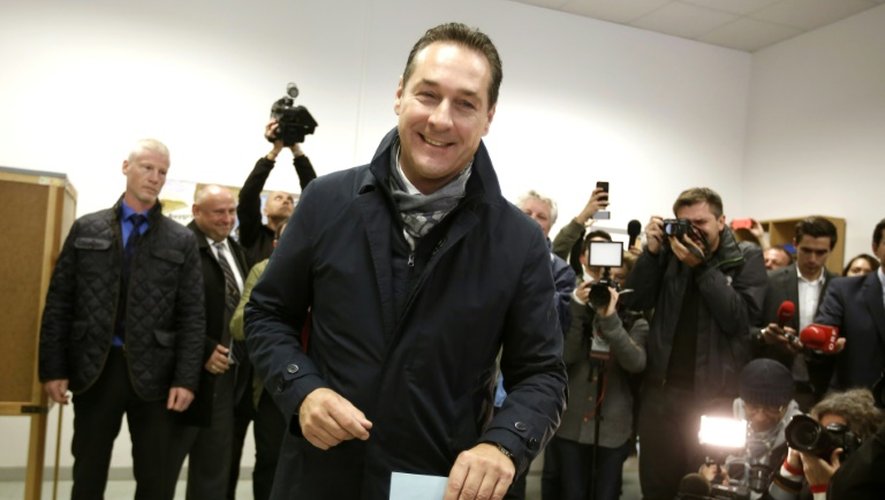 Le chef du parti de la liberté (FPOe) Heinz-Christian Strache vote à Vienne le 11 octobre 2015
