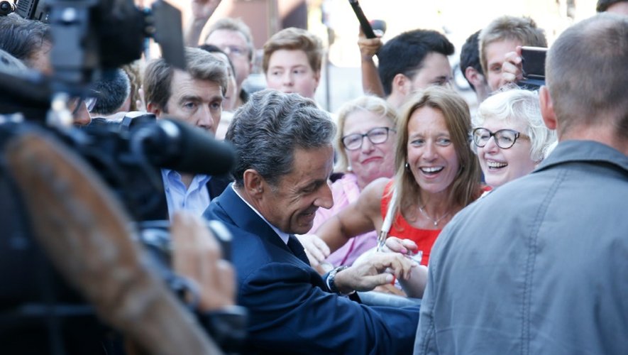 Nicolas Sarkozy serre des mains à Paris le 23 août 2016