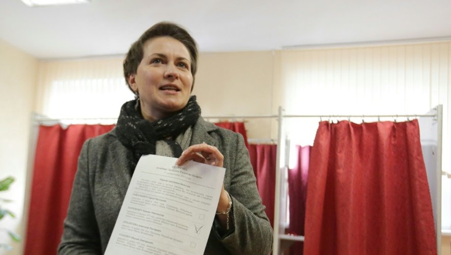 Tatiana Korotkevitch, candidate à la présidentielle, montre son bulletin de vote, le 11 octobre 2015 à Minsk, en Bélarus
