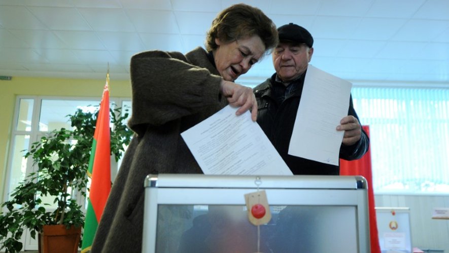 Des personnes votent à la présidentielle, le 11 octobre 2015 à Minsk, en Bélarus