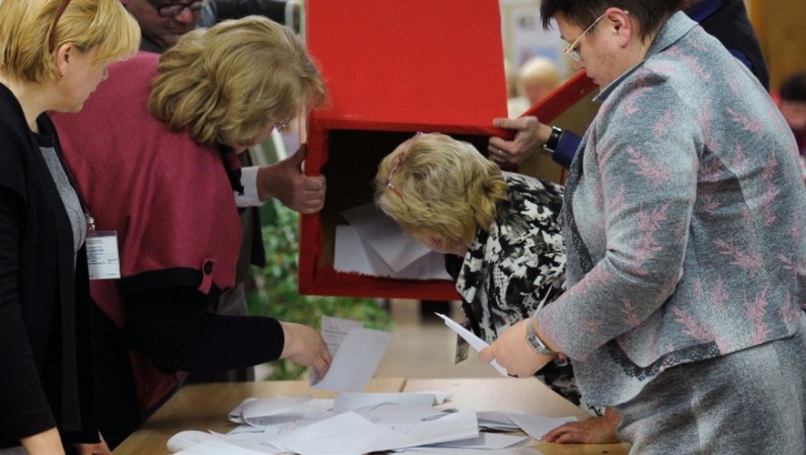 Décompte des bulletins dans un bureau de vote à Minsk, le 11 octobre 2015 lors des élections présidentielles en Bélarus