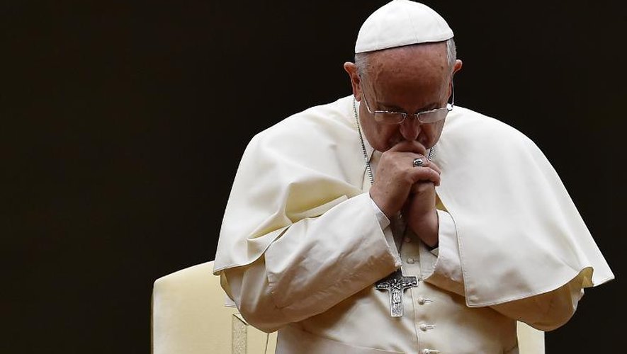 Le pape François lors d'une veillée de prière le 4 octobre 2014 place Saint Pierre à Rome à la veille du synode
